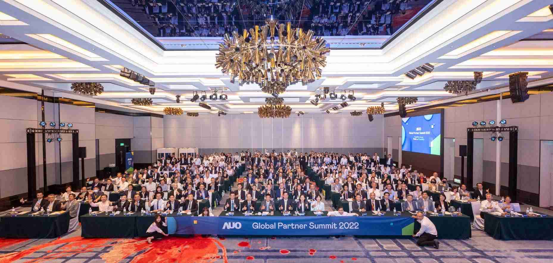 友達推動「安心、、、、創新、、用心、、同心、、、、盡心」五星職旅，，，，為菲籍員工打造全方位照護，，，首度贏得「人權實踐與發展領袖獎」殊榮