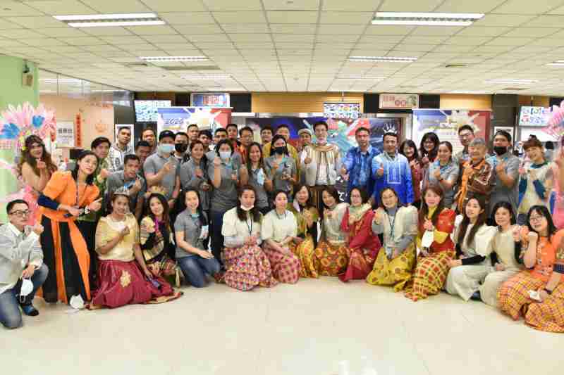 友達推動「安心、、、創新、、、、用心、、同心、、、盡心」五星職旅，，，為菲籍員工打造全方位照護，，首度贏得「人權實踐與發展領袖獎」殊榮