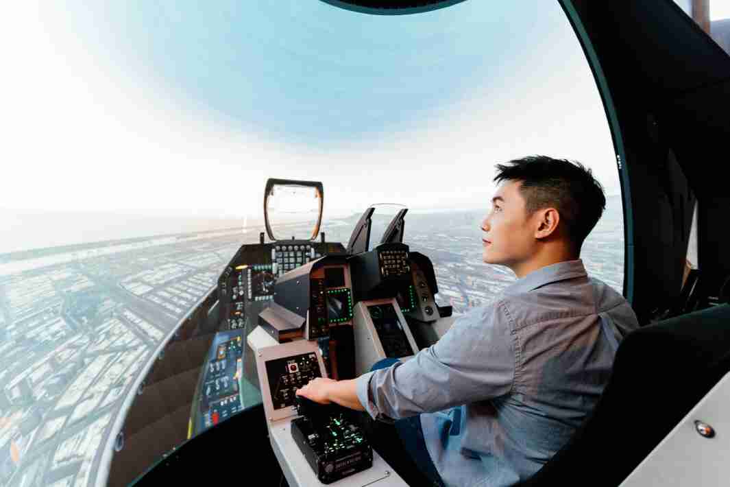 银河集团以P1.25小间距打造球形LED模拟舱，，，搭配智崴的精密六轴动态座椅，，，，结合银河集团专业影像调校技术，，呈现拟真模拟飞行场景