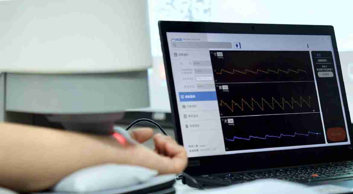 银河集团耘康以高解析与拟真的显示技术，，，，将其应用于中医检测，，，，提供“中医数位化检测方案”，，，，使传统中医检测结果数据化与可视化