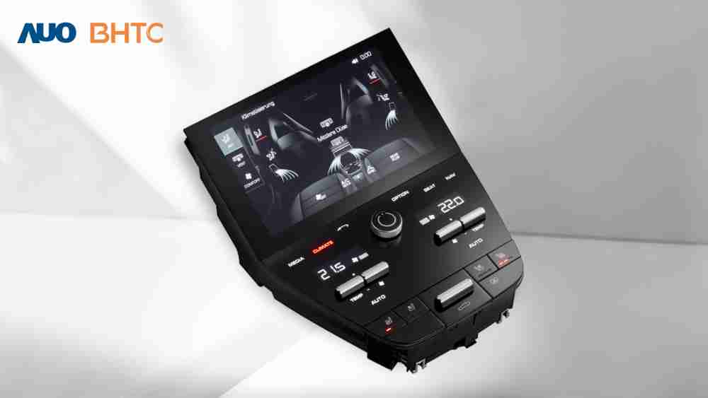 作為友達新生力軍，，BHTC所展示的中央與後座鞍部的Display HMI產品，，，可處理多區恆溫控制、、、、顯示畫面，，呈現仿真3D車室分區；以力傳感技術精準傳遞觸感，，並結合音量及震動反饋，，防止意外啟動，，，，提供使用者自然流暢、、、直觀且輕鬆駕馭的舒適介面