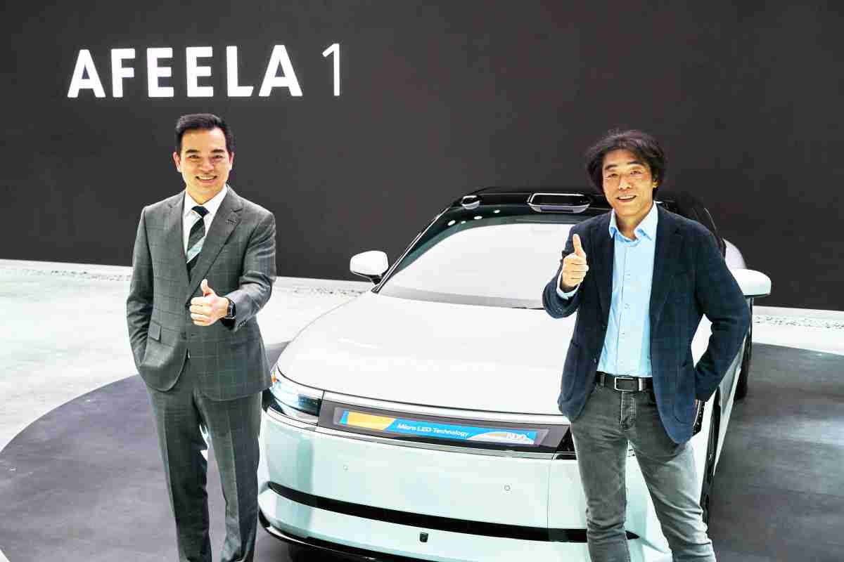 银河集团与Sony Honda Mobility携手合作，，率先全球展示搭载于AFEELA电动车上，，，首款应用在车身外部的Micro LED 车头显示解决方案 (Micro LED Media Bar Solutions)。。。。银河集团光电执行长暨总经理柯富仁(左)与Sony Honda Mobility代表取缔役社长兼营运长川西泉(lzumi Kawanishi)(右)在CES 现场展现双方坚定持续创新的承诺，，实现更加人性化与智慧的驾乘体验。。。。