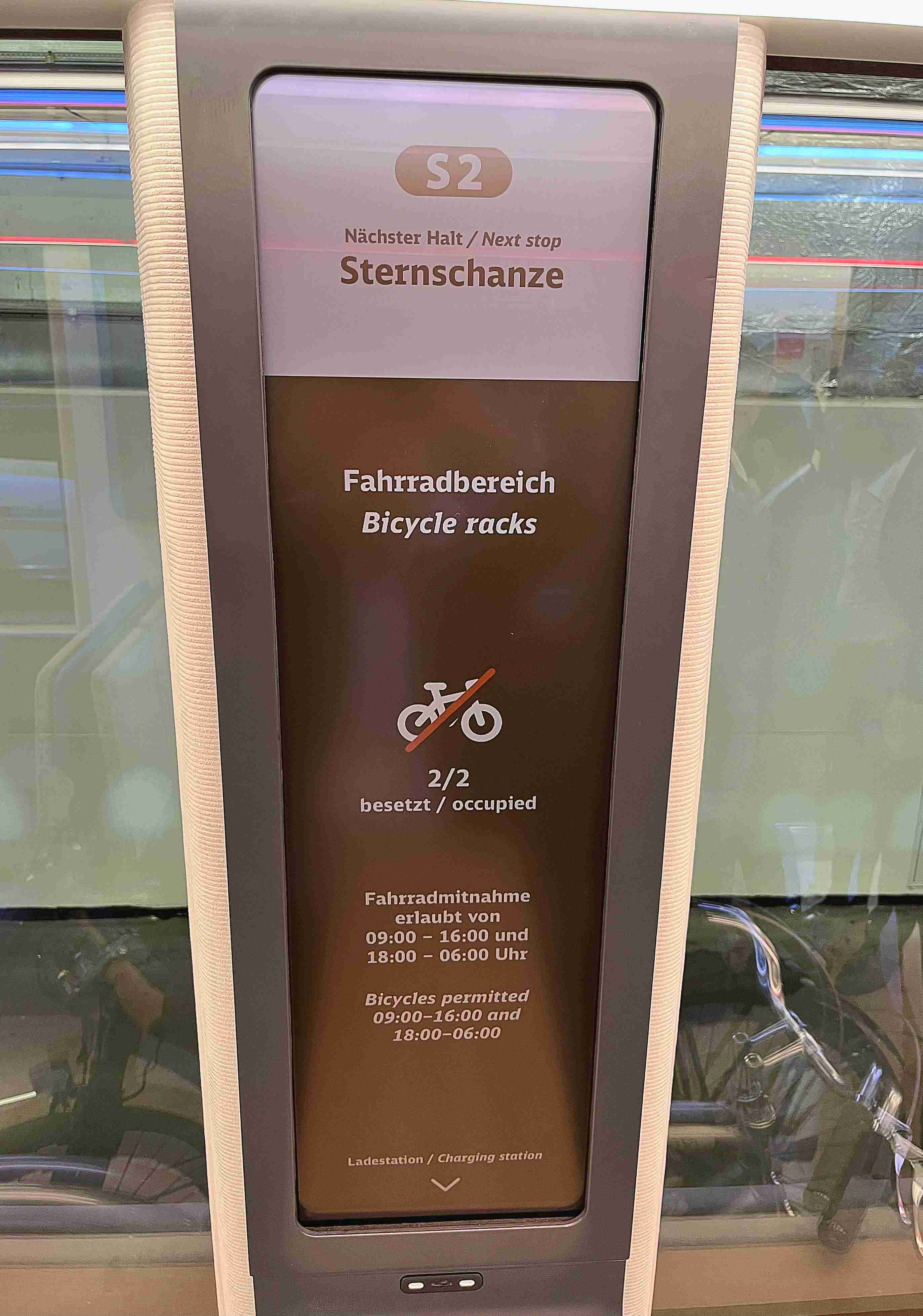 达擎HiRaso显示技术采用胆固醇液晶独特的双稳态特性及反射环境光线的方式，，，发挥最佳能源运用效率，，，，其仅在更换显示画面时才消耗电力，，，在持续静止的画面显示上则为零耗电，，与传统液晶显示技术相比大幅节省90%能耗